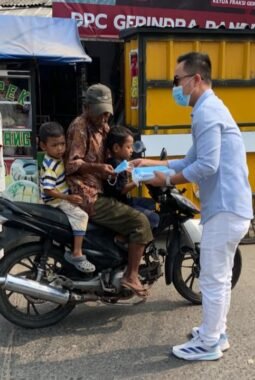 Peduli Dampak Abu Vulkanik, SIBERNET Foundation Bagikan Masker ke Warga Pasar